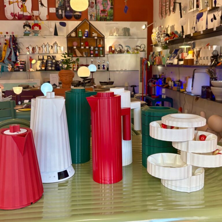 Instagram post from galerieuneviedereve. This post is in position 5.